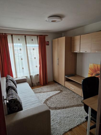 Apartament cu 3 camere decomandat în Florești