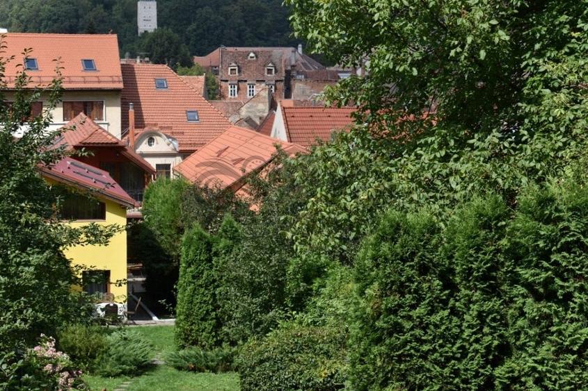 Casă individuală cu 9 camere cu Canalizare în Centrul Istoric
