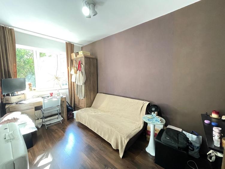 Apartament cu 3 camere semidecomandat, mobilat în Podu Roș