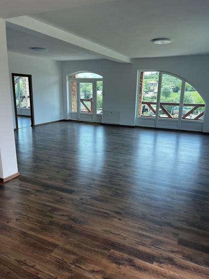 Casă cu 4 camere cu Teren 1000 Mp în Central