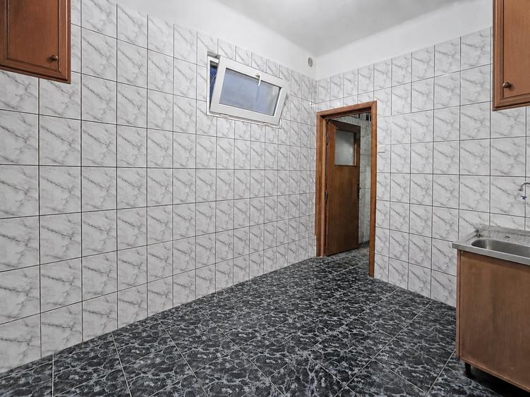 Casă individuală cu 5 camere cu Canalizare în Bucur Obor