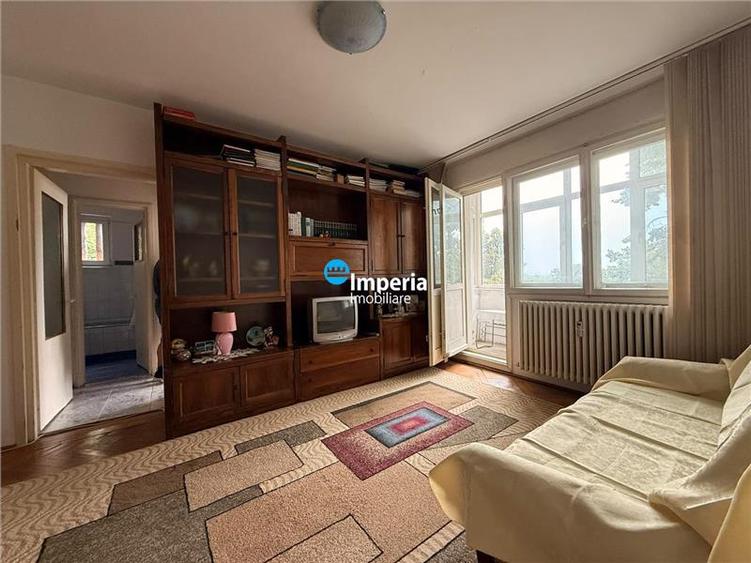 Apartament cu 3 camere semidecomandat în Tătărași
