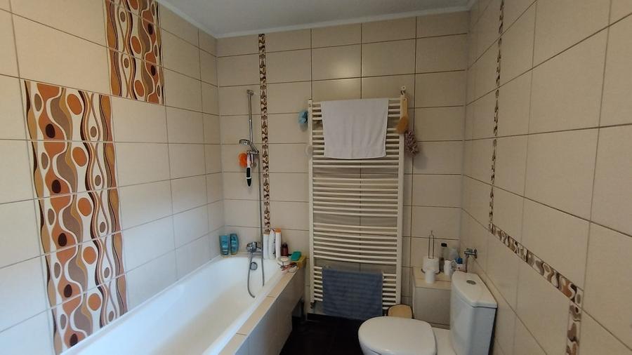 Casă cu 10 camere cu Canalizare în Central