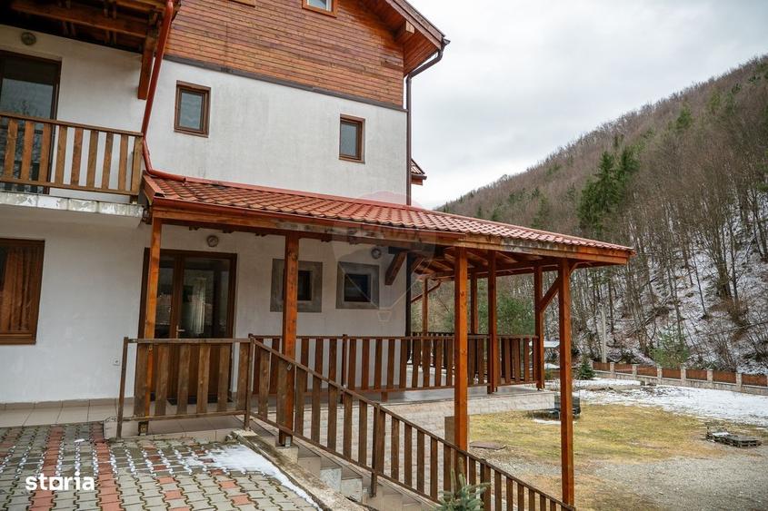 Casă cu 4 camere cu Teren 3300 Mp în Vale