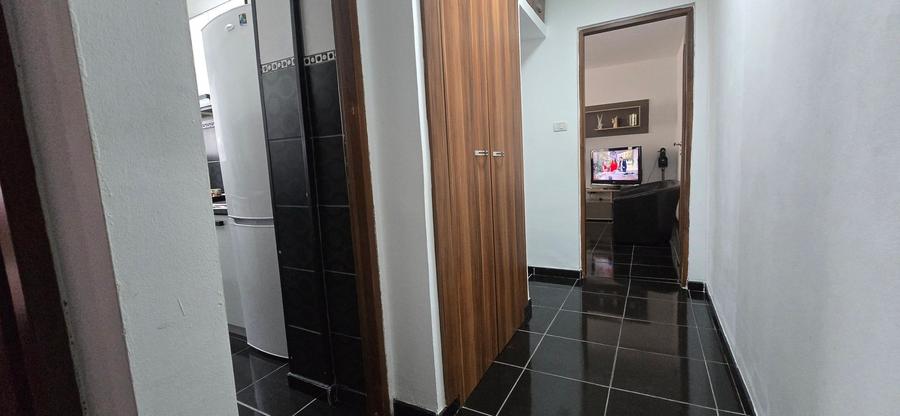 Apartament cu 3 camere semidecomandat, mobilat în Micro 5