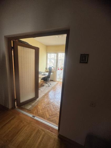 Apartament cu 3 camere semidecomandat, mobilat în Peninsula