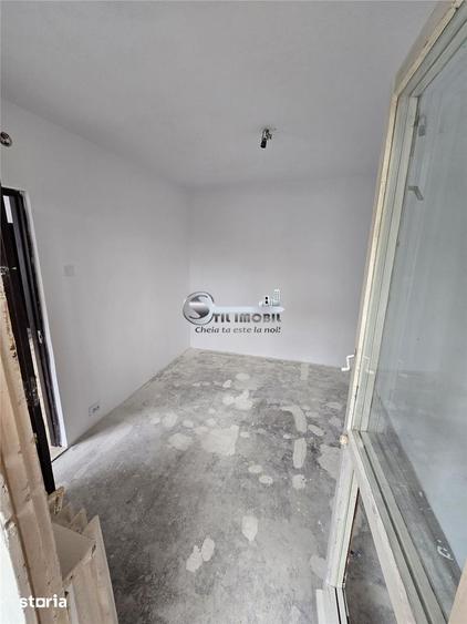 Apartament cu 3 camere semidecomandat în Mircea cel Bătrân
