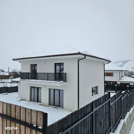 Casă cu 4 camere în Dealu Frumos
