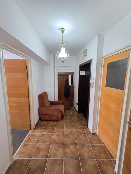 Apartament cu 2 camere semidecomandat în Văcăresti