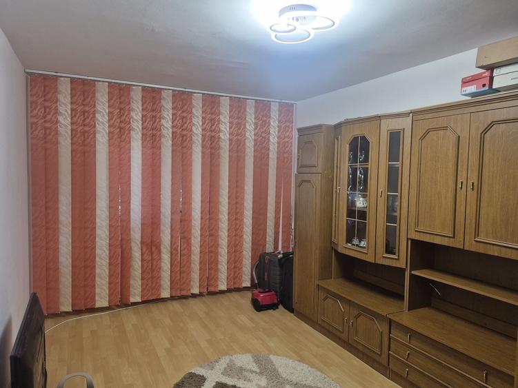 Apartament cu 3 camere decomandat în Florești