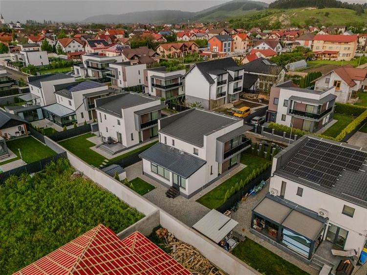 Casă cu 4 camere cu Teren 390 Mp în Sânpetru