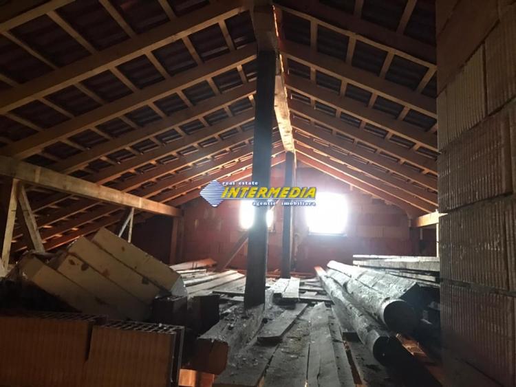 Casă individuală cu 5 camere cu Canalizare în Sud