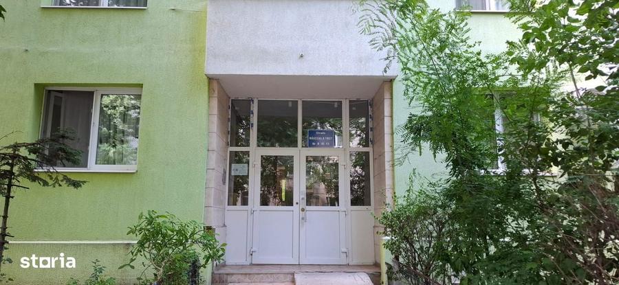 Apartament cu 3 camere semidecomandat în Exterior Vest
