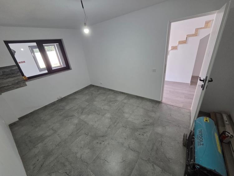 Casă cu 7 camere cu Teren 300 Mp în Exterior Sud