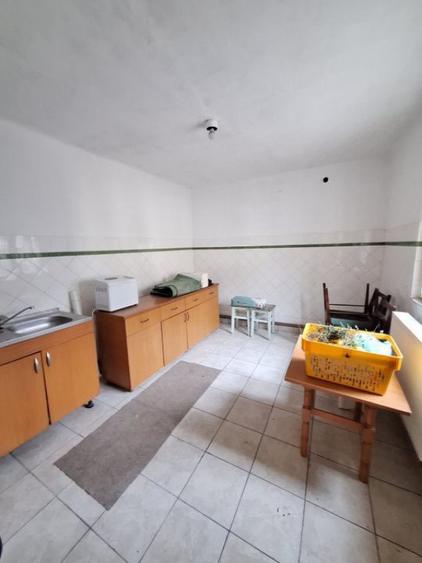 Casă cu 3 camere cu Canalizare în Central