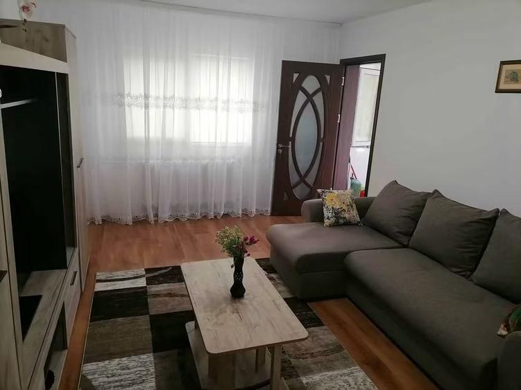 Apartament cu 2 camere decomandat, mobilat în Far