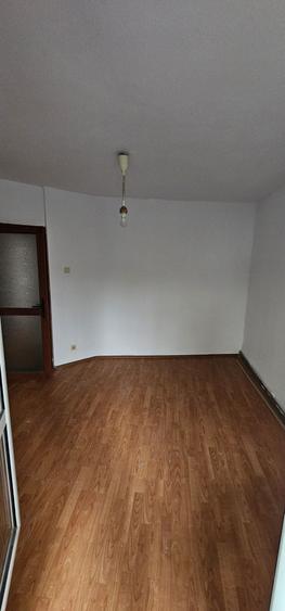 Apartament cu 3 camere decomandat în Siderurgiștilor