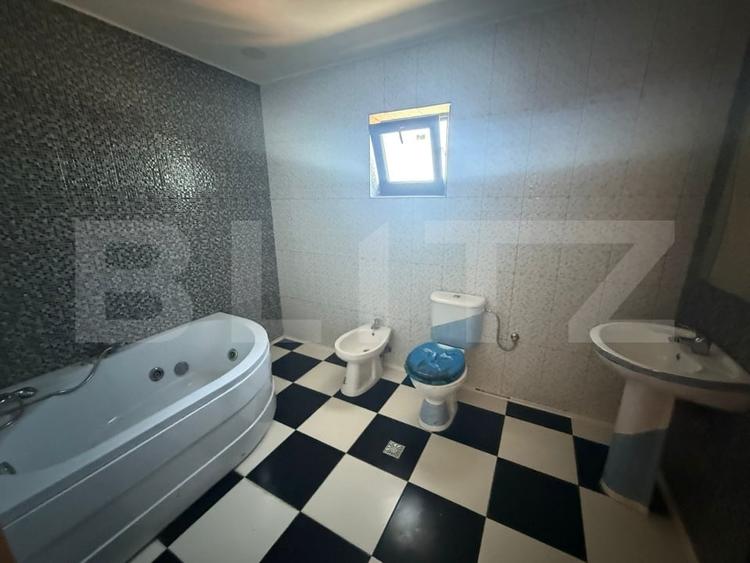 Casă individuală cu 9 camere cu Canalizare în Comișani
