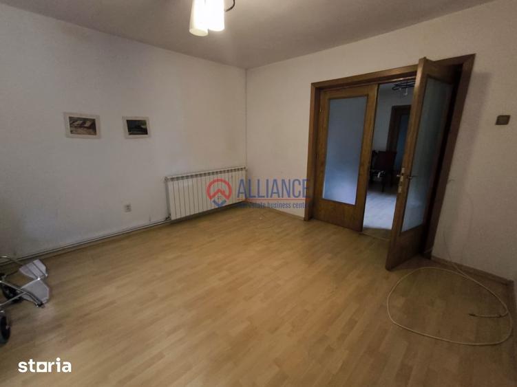 Casă cu 5 camere semidecomandat cu Teren 295 Mp în ICIL