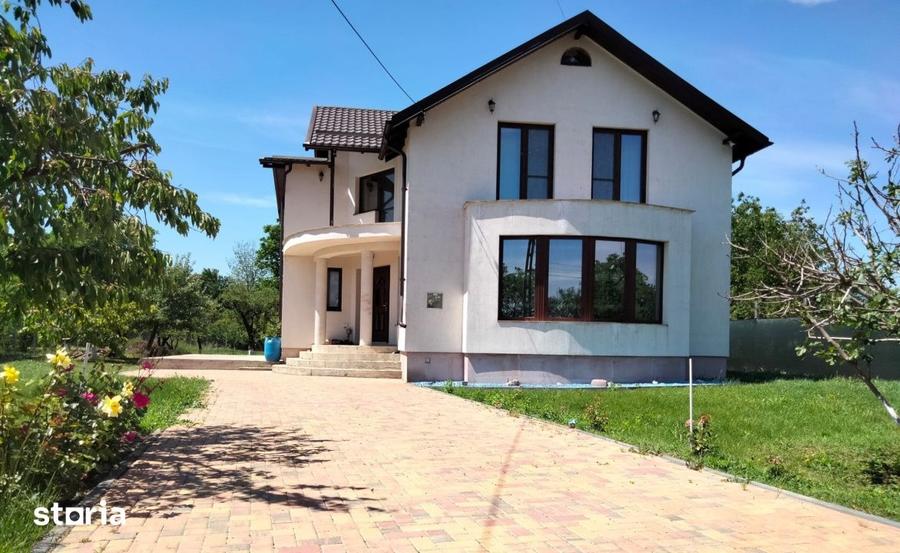 Casă cu 5 camere cu Teren 2200 Mp în Târgșoru Vechi