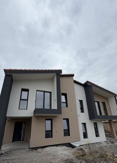 Duplex cu 5 camere cu Canalizare în Chinteni