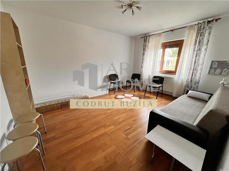 Casă individuală cu 5 camere cu Teren 300 Mp în Sud