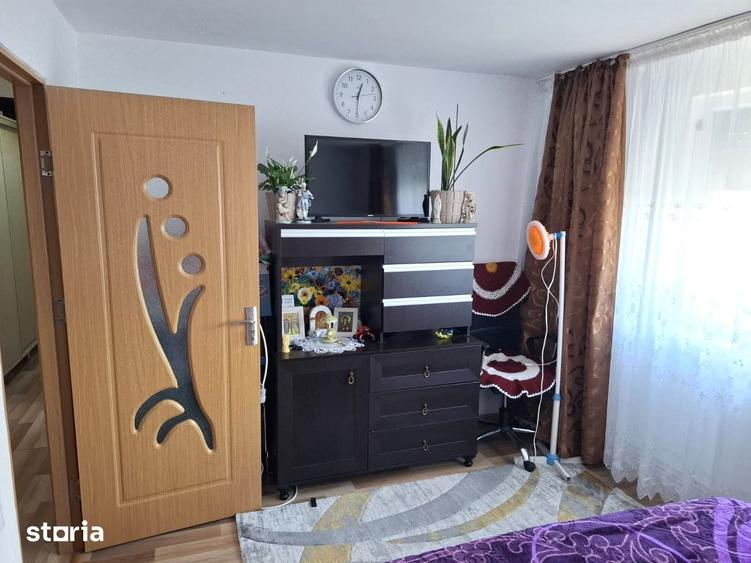 Apartament cu 3 camere semidecomandat în Berca