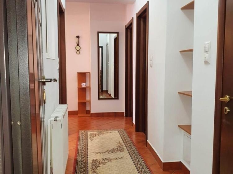 Apartament cu 3 camere semidecomandat în Dorobanți