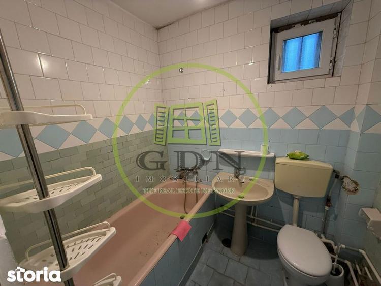 Apartament cu 3 camere semidecomandat în Rovine