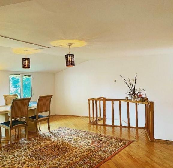 Casă cu 4 camere cu Teren 400 Mp în Central