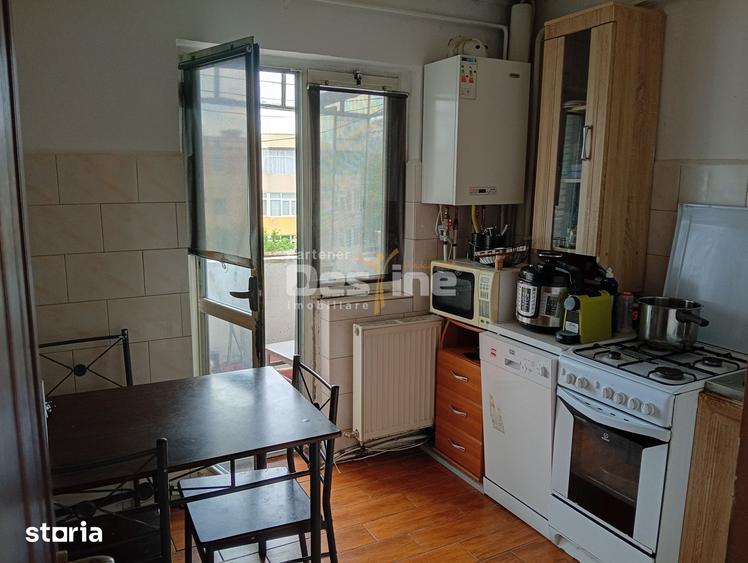 Apartament cu 3 camere, mobilat în Rovine