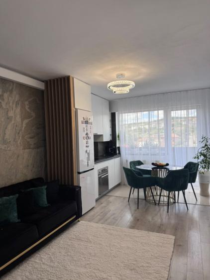 Apartament cu 3 camere semidecomandat în Dâmbul Rotund
