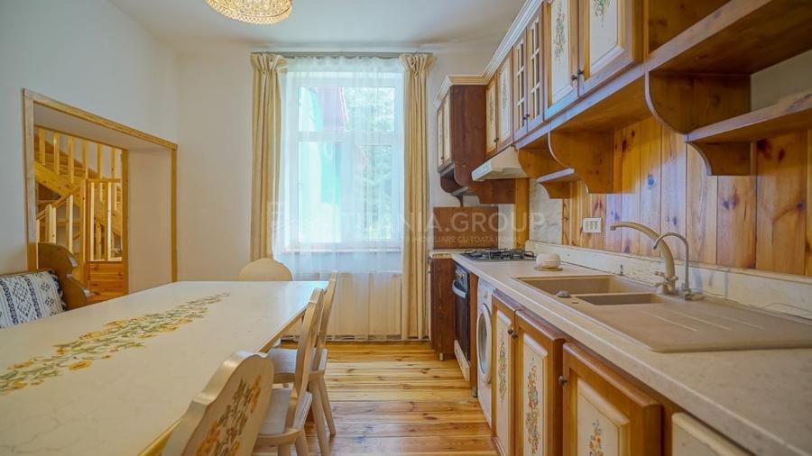 Casă individuală cu 9 camere cu Canalizare în Poiana Brașov