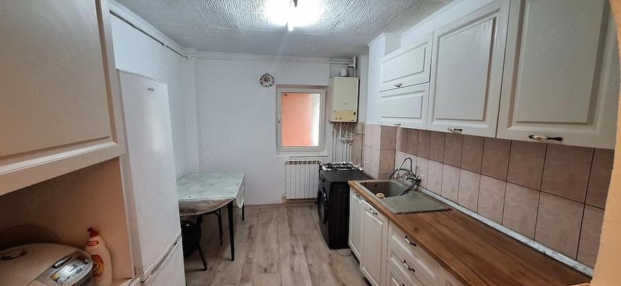 Apartament cu 3 camere decomandat în Vitrometan