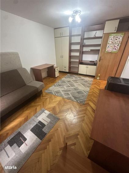 Apartament cu 4 camere decomandat în Lipovei