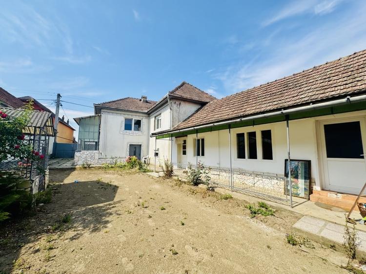 Casă individuală cu 5 camere cu Canalizare în Șeica Mare