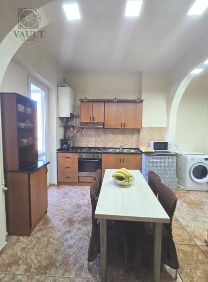 Apartament cu 4 camere semidecomandat, mobilat în P-ța Victoriei