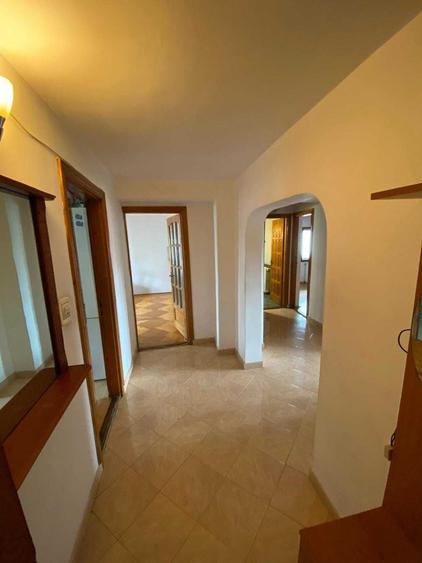 Apartament cu 4 camere decomandat în Central