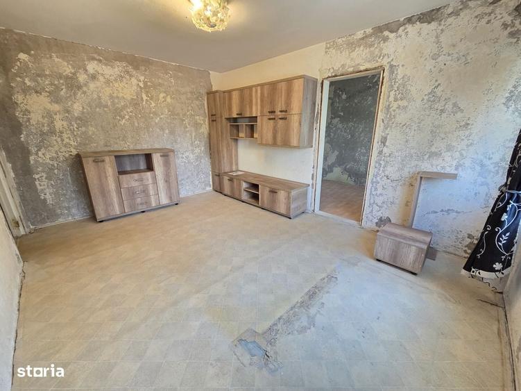 Apartament cu 3 camere semidecomandat în Micro 6