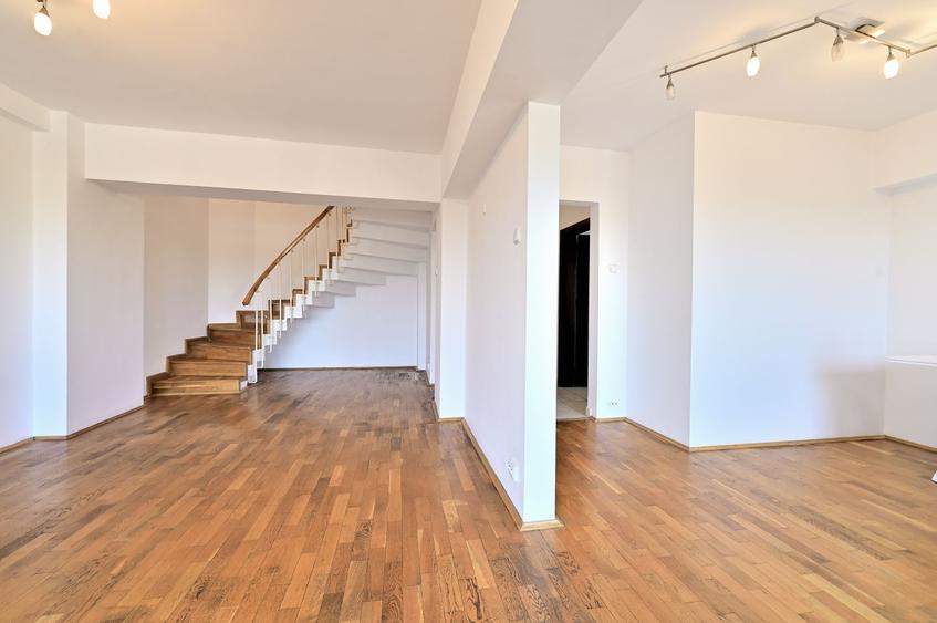 Apartament cu 4 camere semidecomandat în Centrul Civic