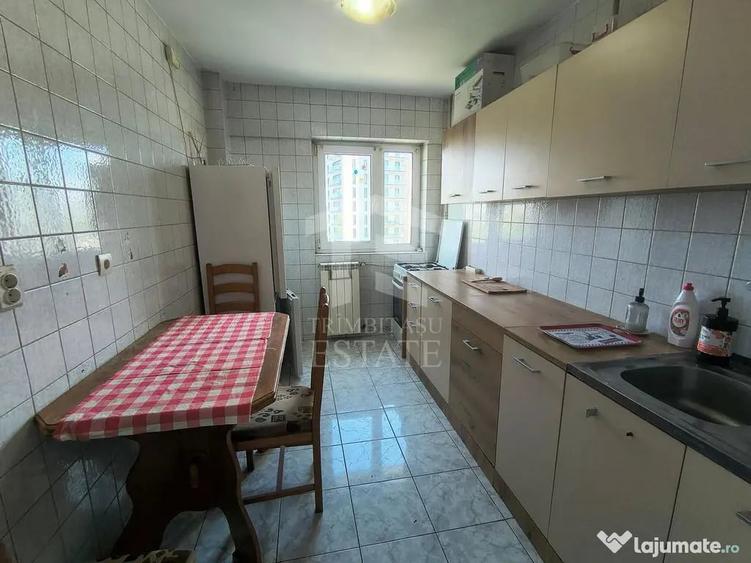 Apartament cu 3 camere semidecomandat în Panduri