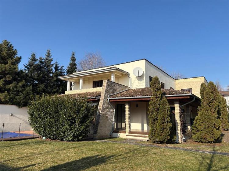 Casă individuală cu 7 camere cu Teren 1220 Mp în Pipera