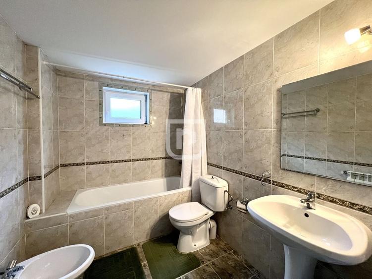 Casă individuală cu 7 camere cu Canalizare în Periferie
