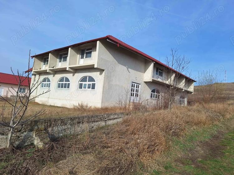 Casă cu 6 camere cu Teren 1680 Mp în Miroslovești