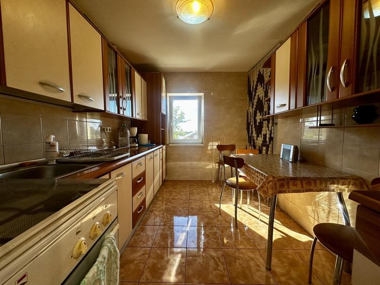 Apartament cu 3 camere decomandat, mobilat în Dâmbovița