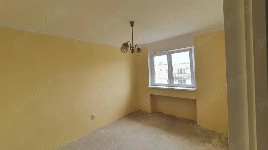 Apartament cu 3 camere semidecomandat în Carei