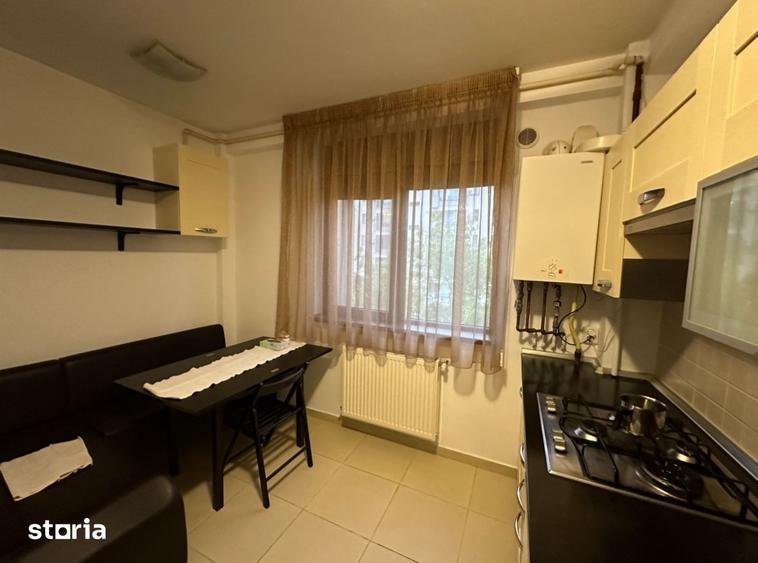 Apartament cu 3 camere în Apărătorii Patriei