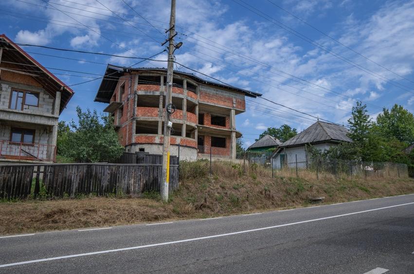 Casă individuală cu 8 camere cu Teren 595 Mp în Grigoreni