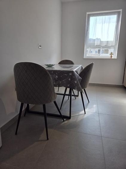 Apartament cu 2 camere, mobilat în Tractorul