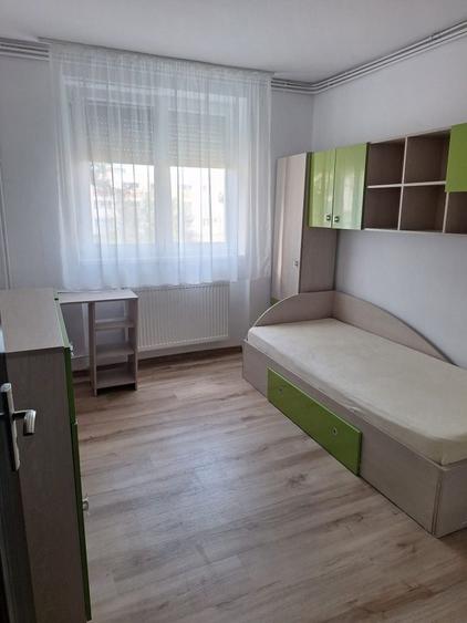 Apartament cu 3 camere semidecomandat în Exterior Vest